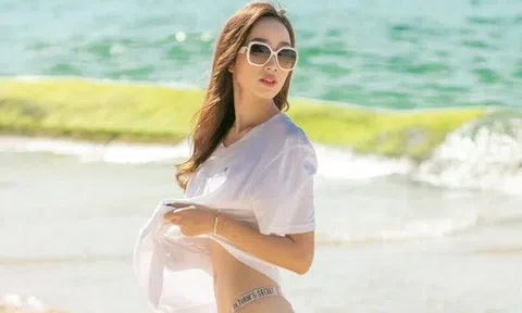 Nữ sinh Đắk Lắk khéo léo vén áo, khoe vòng eo 60cm nhỏ xíu trên biển