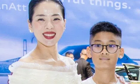 Lệ Quyên xách túi 1 tỷ đồng đưa con trai Kỳ Anh đi sự kiện cùng dàn cầu thủ bóng rổ