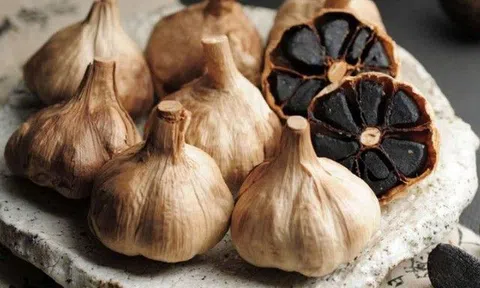 Vì sao tỏi đen được gọi là “thần dược”? Những ai tuyệt đối không nên ăn tỏi đen?