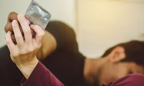 Dùng bao cao su thế nào hiệu quả nhất? Có điều nhiều người từng mặc "áo mưa" cả nghìn lần vẫn chưa biết