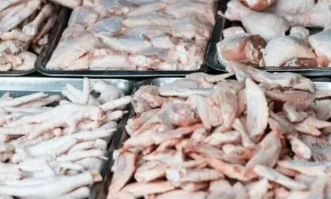 Vì sao gà đông lạnh rẻ hơn cả gà tươi? Thịt gà đông lạnh ăn có tốt không? Đáp án khiến nhiều người giật mình