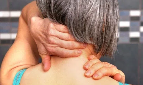 Khi lên giường buổi tối đừng vội nằm ngay, thực hiện động tác xoa bóp này để ngủ ngon, chống bệnh