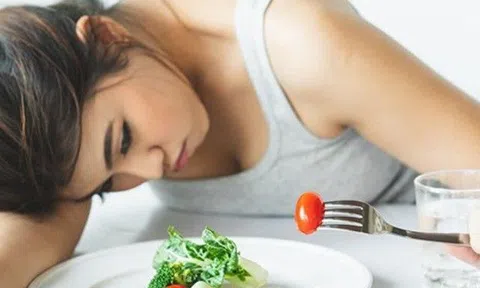Bỗng dưng chán cơm, vừa mừng vì giảm 10kg, người phụ nữ sững sờ biết ung thư dạ dày, BS cảnh báo điều này