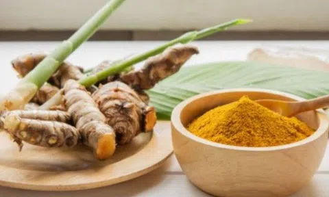 Dùng bột nghệ mỗi ngày có an toàn không? 8 tác dụng phụ không ai ngờ từ nghệ, ngay cả dạ dày, gan cũng tổn hại