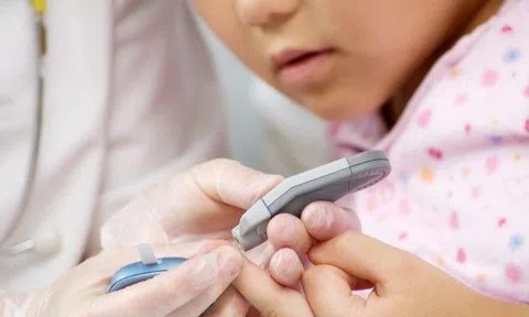 Nôn ói một tuần, bé trai Vĩnh Long nguy kịch tính mạng, hóa ra mắc căn bệnh tưởng chỉ người lớn mới lo