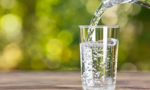 Điều gì xảy ra với cơ thể khi bạn uống thiếu hay thừa nước? Có một hậu quả ít người tưởng tượng được