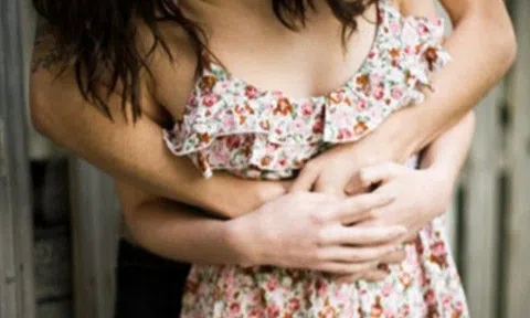 Người phụ nữ có "cặp tuyết lê" 1,2 mét khổ sở khi liên tục bị động chạm và coi như đồ công cộng