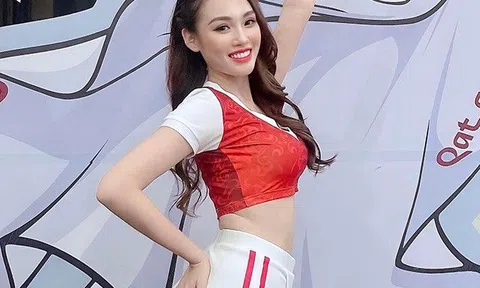Nữ tiếp viên hàng không đẹp như Hoa hậu, mặc quần đùi áo số "bốc lửa" nhất nhì Nóng cùng World Cup