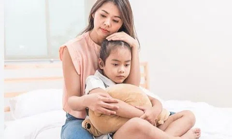 Bé 7 tuổi dậy thì, mẹ nghi do uống sữa bò, BS chỉ ra "thủ phạm" khác nhiều người cho con dùng hằng ngày