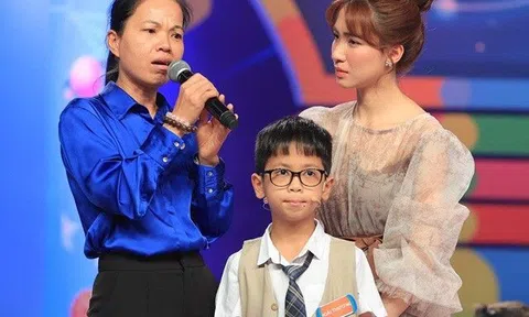 Cậu bé quá giỏi làm Hòa Minzy rơi nước mắt: 5 tuổi có bằng của Anh, 8 tuổi đã học lớp 5, giúp cô giáo trợ giảng