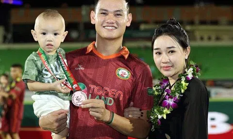 Bà xã Hồ Tấn Tài nhập hội nàng WAGs xách túi "nặng tiền" ra sân cỏ, sắc vóc quyến rũ, style đẳng cấp