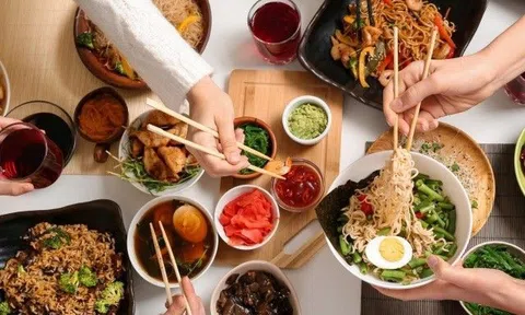 Mì ăn liền là một thực phẩm cơ bản, cung cấp chủ yếu chất bột đường