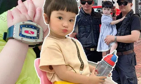 Con gái út Đoàn Di Băng chưa nói sõi đã bị bố "mắng yêu" vì dùng hàng hiệu, so với mẹ chưa là gì
