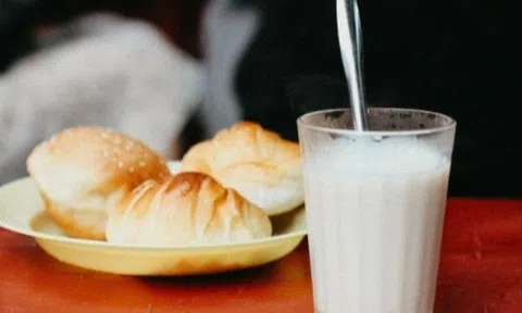 Đừng uống sữa như nước! Nữ y tá có con trai học cấp 2 đã cao 1m80 chỉ ra 7 thói quen ăn uống giúp trẻ cao lớn