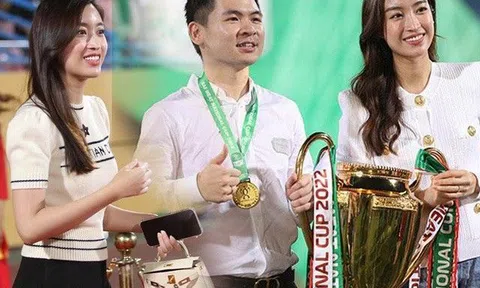 Đỗ Mỹ Linh lại "thắp sáng" sân cỏ với cây đồ đắt đỏ, khéo ăn diện đồng điệu với chồng Chủ tịch