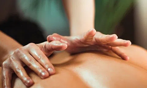 Người phụ nữ đi massage thư giãn nhưng cuối cùng phải cắt nửa thận: 6 người có cho tiền cũng đừng dại massage