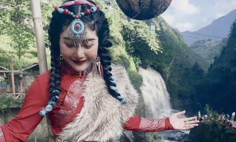 TikToker Di Huyn xuất hiện nổi bật với trang phục Mông Cổ độc đáo trong chuyến du lịch khám phá