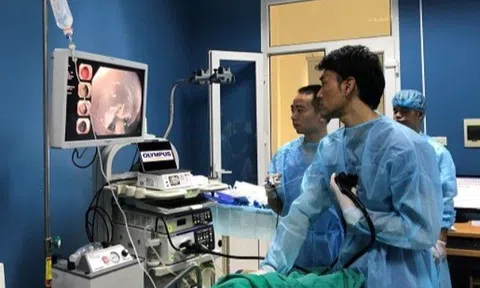 Bé trai Hà Nội đi khám đau bụng bỗng phát hiện mắc ung thư, phải thay cả hậu môn