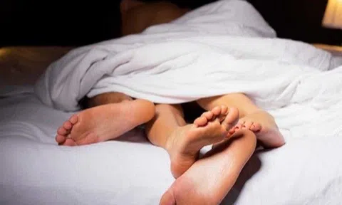 Giải mã nguyên nhân hai người đang làm "chuyện ấy" bỗng dính chặt vào nhau không dứt ra được