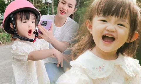 Đông Nhi mang dép hơn 11 triệu, con gái Winnie đi dép rọ chỉ vài chục nghìn vẫn dư sức "náo loạn" Hồ Gươm