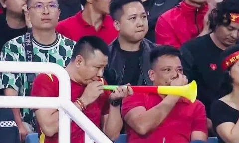 Khán giả nổi nhất trận Việt Nam tối qua là nghệ sĩ Táo Quân, MC VTV và nghìn fan "bắt quả tang" anh thổi kèn