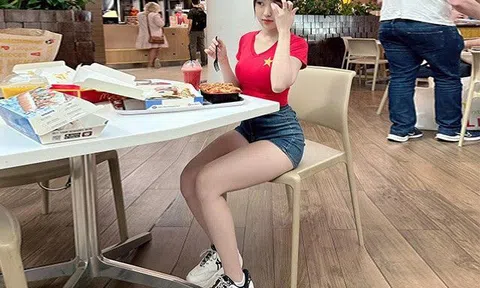 Hotgirl đi ăn gà rán bị chụp lén, mặc giản dị chỉ hở mỗi chân vẫn bật đường cong chuẩn chữ S
