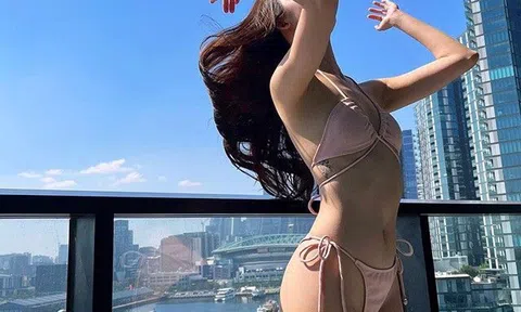 Hot girl Việt kiều mặc đồ tắm, khoe hình xăm độc đáo nơi ban công