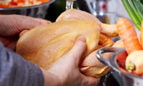 Hành động nguy hiểm khi chế biến thức ăn khiến vi khuẩn lây lan nhanh chóng, đừng trách sao cả nhà dễ nhiễm độc