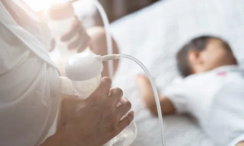 Mẹ hiện đại không ngại hút sữa cho con