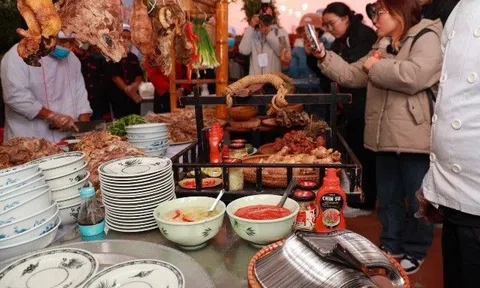 Tương ớt phở CHIN-SU thăng hoa vị phở trong không gian phở xưa