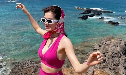 Xuất hiện cô bé quàng khăn đỏ, vòng một nuột nà căng, da trắng nổi bần bật trên biển