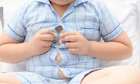 Bé trai Thanh Hóa gần 3 tuổi nặng bằng trẻ lên 7, BS cảnh báo một sai lầm chăm con nhiều bố mẹ mắc