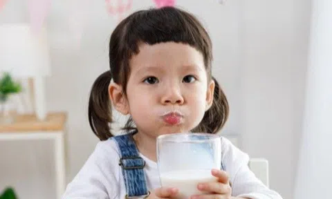 Con thường xuyên bị bệnh khi đi học, mẹ đổ lỗi cho sữa, bác sĩ chỉ ra lý do khác bé nào cũng gặp