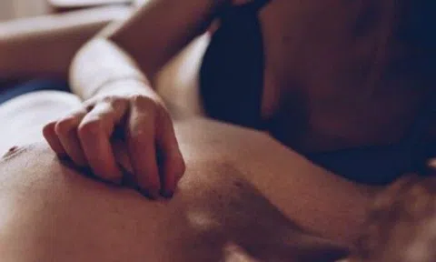 Chồng "lên đỉnh" vợ bỗng bật khóc, hóa ra suốt 8 năm kết hôn đã phải chịu điều đau đớn này