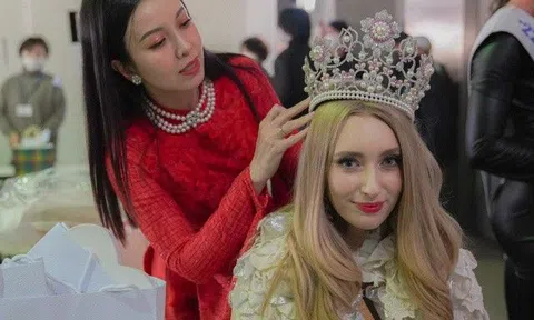 ​CEO Mỹ Cảnh tặng Miss International 2022 trang sức ngọc trai