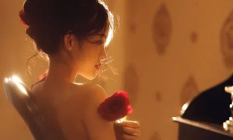 Nữ MC sáng mặc kín đáo lên truyền hình, tối về khoe lưng trần với váy ngủ táo bạo