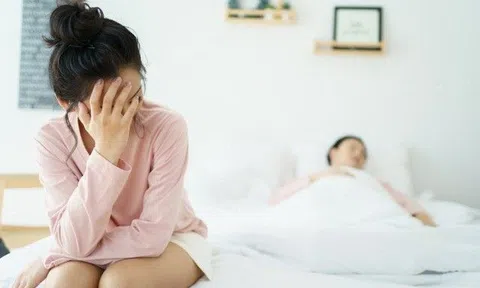 Bạn trai thú nhận mới quan hệ với nhân tình dưới 5 lần, cô gái giận tím mặt khi phát hiện tiểu tam có thứ này
