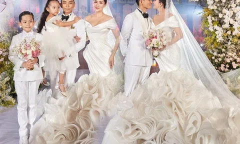 Khánh Thi diện váy cưới đám mây trắng bên Phan Hiển, hai nhóc tì mặc sang trọng nổi bật không kém bố mẹ