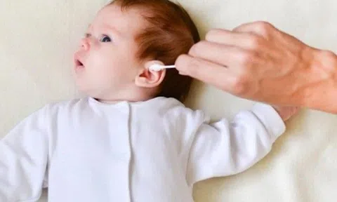 Có nên lấy ráy tai cho trẻ? Nhiều mẹ hiện đại khéo chăm con cũng làm sai bét