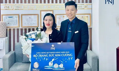 Lộ diện chủ nhân may mắn đầu tiên trúng bộ trang sức kim cương từ chương trình Giáng sinh PNJ