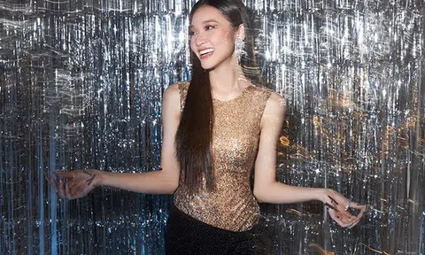 Nàng hậu 18 tuổi gợi cảm tột cùng với thời trang hở trên kín dưới