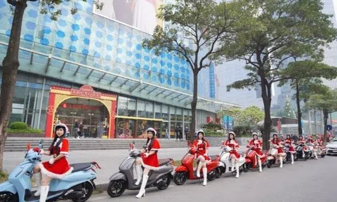 Yamaha Grande lướt phố: Thay ông già Noel phát quà cho người dân thủ đô