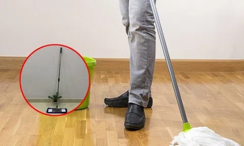 Cây lau nhà dùng xong đừng cất lung tung kẻo quét sạch tài lộc, nhà tắm càng không nên