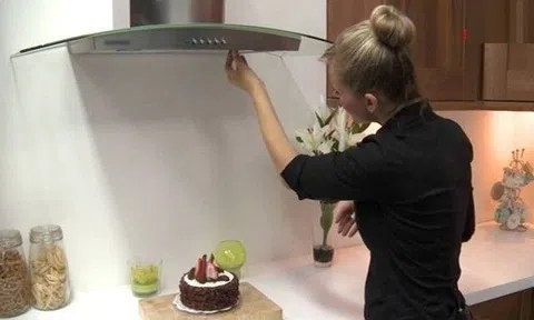 Cách vệ sinh máy hút mùi không cần tháo rời, chỉ cần xịt thứ này, vết dầu cứng đầu đến mấy cũng rơi xuống