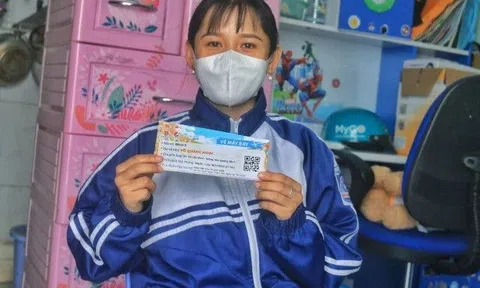 Bất ngờ nhận chiếc vé ‘Mang tết về nhà’, người tha hương bật khóc: ‘Như mơ vậy!’