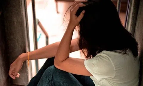 Sinh chưa tròn tháng, mẹ Hà Nội không ngó ngàng tới con, suốt ngày ôm một thứ, nhà ngoại liền đưa vào viện tâm thần