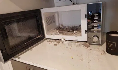 Lò vi sóng hóa “bom hẹn giờ” nếu cho 9 thứ này vào, cái cuối cùng nhiều người mắc phải, nguy hiểm mà chẳng hay