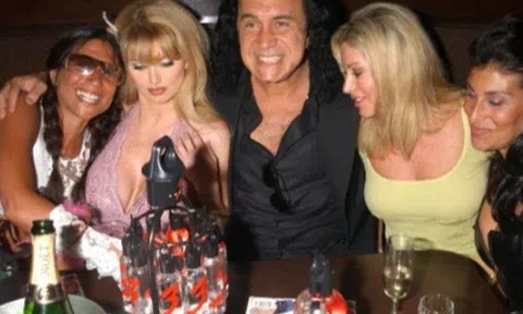 Người đàn ông nổi tiếng giàu có từng quan hệ với gần 5000 phụ nữ, lây cả bệnh tình dục cho bạn diễn