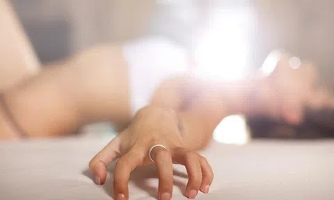 Chồng hay đi công tác, tôi ở nhà thường xuyên "tự xử" và cái kết không ngờ khi anh về, phải làm sao?