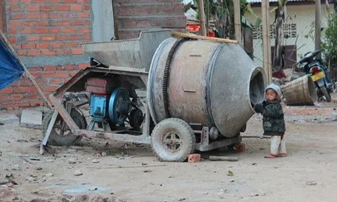Ra công trình xây dựng chơi, bé trai 7 tuổi Đồng Tháp bị máy trộn bê tông nghiền nát cánh tay